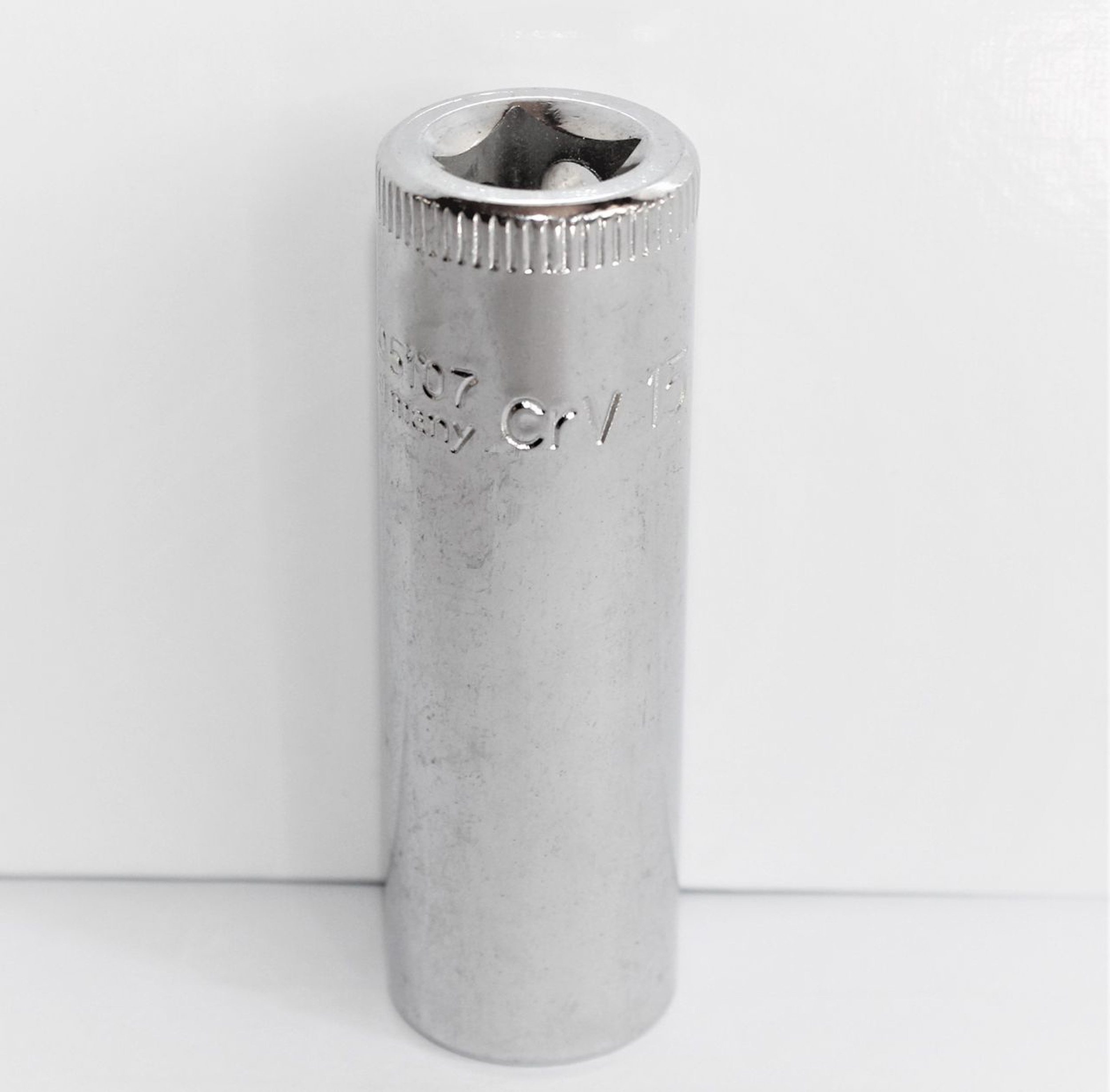 Zestaw kluczy nasadowych SALTUS 3/8" profesjonalne nakrętki o długości 15 mm 5107 Zestaw kluczy nasadowych SALTUS 3/8" profesjonalne nakrętki o długości 15 mm 5107