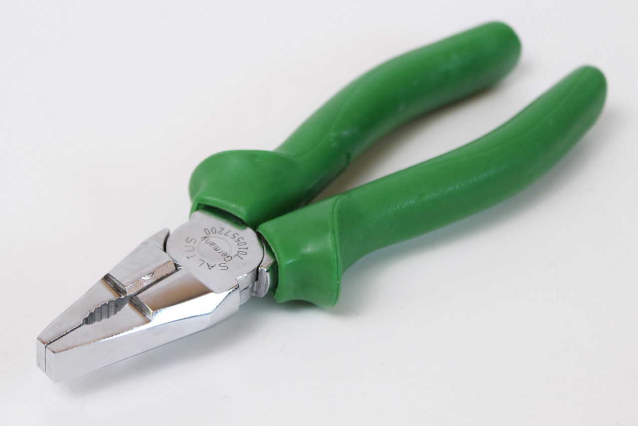 Szczypce kombinowane SALTUS 210 mm nr 7010557200 szczypce dla elektryków Made in Germany