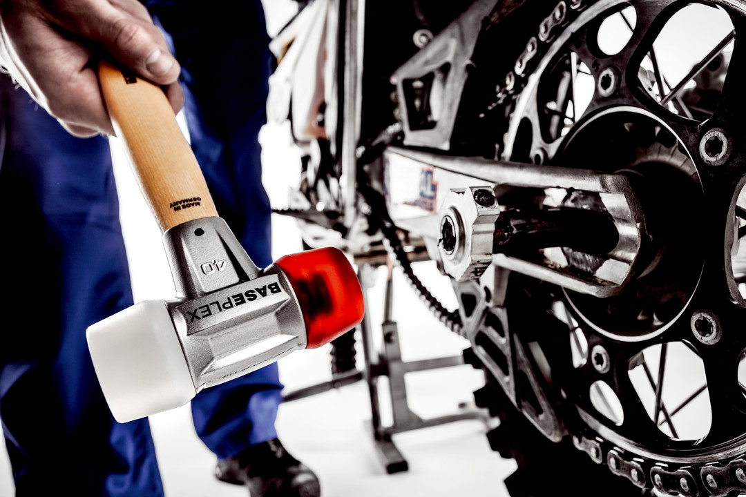 BASEPLEX-Schonhammer, Nylon / Celluloseacetat mit Zinkdruckguss-Gehäuse und Holzstiel | D=25 mm | 3968.025 Pudełko "Dreamteam Maintenance", młotek SUPERCRAFT z trzonkiem hikorowym i młotek BASEPLEX z trzonkiem hikorowym, octan celulozy / nylon | 3366s001