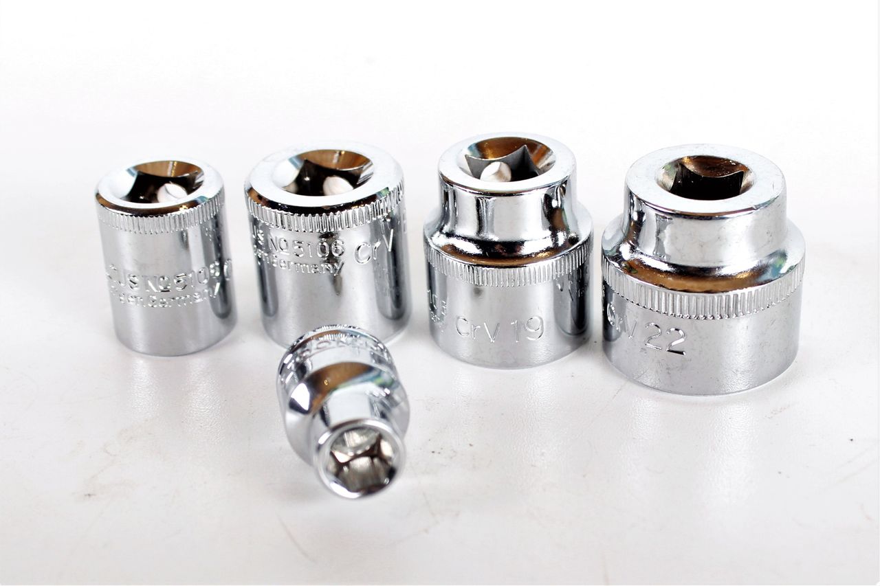 SALTUS 3/8" zestaw profesjonalnych nakrętek CV 6-22 mm 13 elementów 5106 Zestaw profesjonalnych nasadek SALTUS 3/8" 6-22 mm do nakrętek CV 5-częściowy 5106